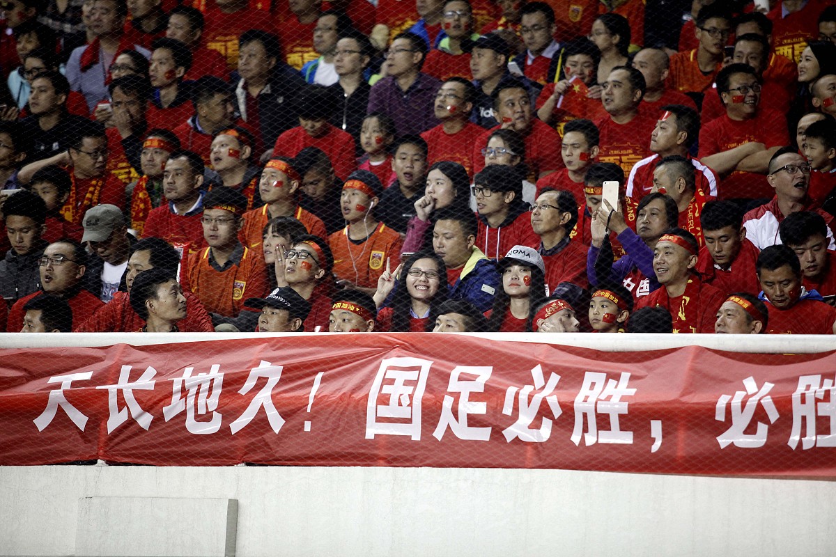 国足同心协力合作，夺得胜利